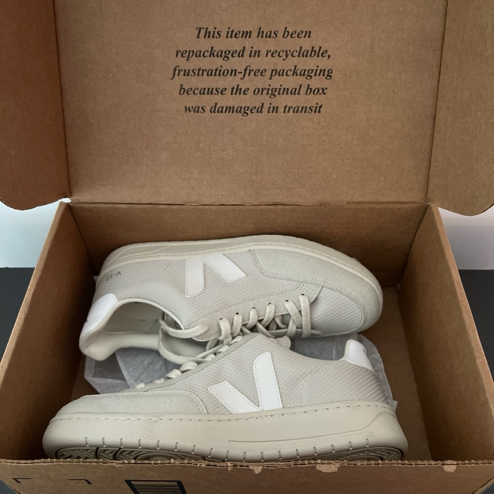 Veja V-12 Sneaker US Men’s 7 Women’s 9